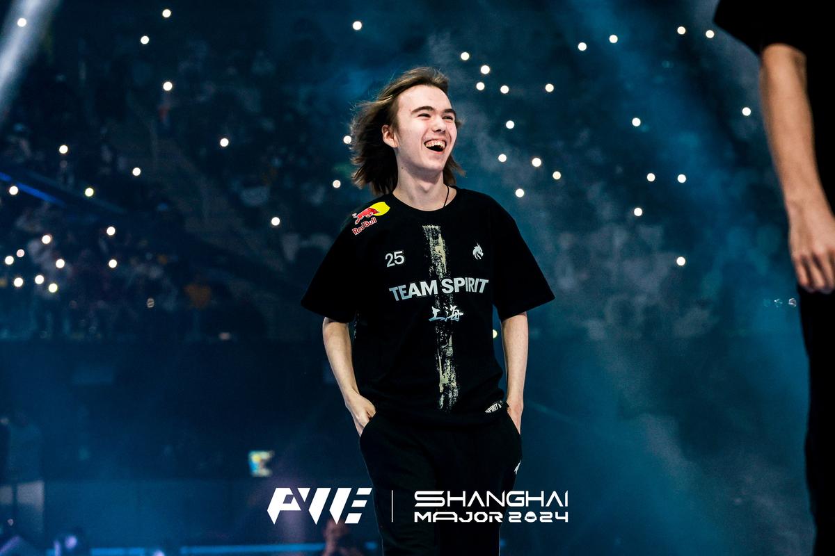 看看肌肉，你必须是个运动生！Oner Viego 为 Etahan 做出了第一次贡献，并且 T1 再次扳平了比分